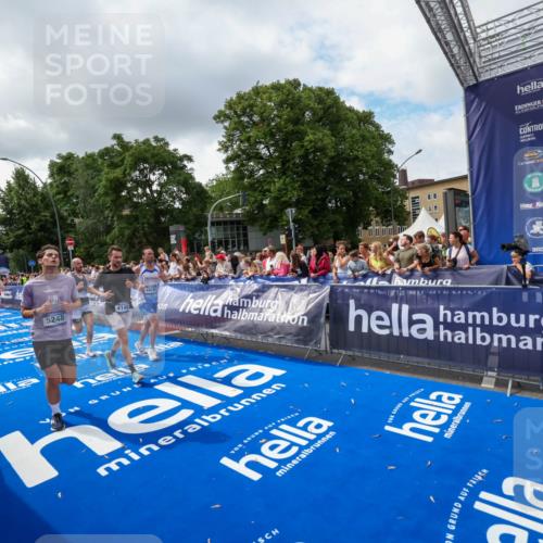 29.06.2025 - hella hamburg halbmarathon Zöllner http://msf.ph/oto/8403186 29.06.2025 10:38:47 Ziel 2296, 2719, 4148, 5248, 6684, 8450, 9264, 9403, 9540, 10218, 11055, 11281, 11282, 12772, 13800, 15372, 18188, 19004 meine-sportfotos.de