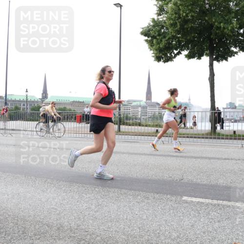 29.06.2025 - hella hamburg halbmarathon Lena Gebhardt http://msf.ph/oto/8403196 29.06.2025 10:50:09 Lombardsbrücke 1040, 1041, 1259, 1487, 1511, 1828, 1888, 2047, 2212, 2466, 2862, 2997, 3203, 3680, 3701, 3710, 3805, 3897, 4090, 4168, 4870, 5076, 5119, 5694, 5749, 5751, 5997, 6680, 6830, 7366, 7677, 7679, 7721, 7722, 7755, 8065, 8254, 9015, 9162, 9605, 9940, 10060, 10286, 10403, 10617, 10683, 11030, 11426, 11696, 11716, 11760, 12079, 12124, 13127, 13128, 13309, 13381, 13744, 13764, 13846, 13887, 14102, 14144, 14505, 14545, 14591, 14692, 14940, 15230, 15626 meine-sportfotos.de