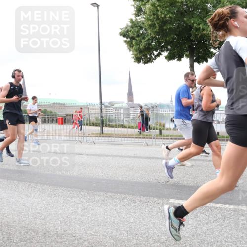 29.06.2025 - hella hamburg halbmarathon Lena Gebhardt http://msf.ph/oto/8403227 29.06.2025 10:58:20 Lombardsbrücke 1001, 1326, 1388, 1646, 1845, 2043, 2169, 2273, 2275, 2449, 3540, 3644, 3868, 3936, 4117, 4429, 5104, 5159, 5655, 5676, 5732, 5782, 5988, 6010, 6316, 6337, 6825, 6927, 7262, 7556, 7617, 7664, 7783, 7870, 7933, 7977, 7990, 8076, 8439, 8440, 8441, 8442, 8512, 8592, 8701, 8713, 8888, 9123, 9180, 9225, 9239, 9319, 9398, 9436, 9481, 9636, 9832, 9889, 10498 meine-sportfotos.de