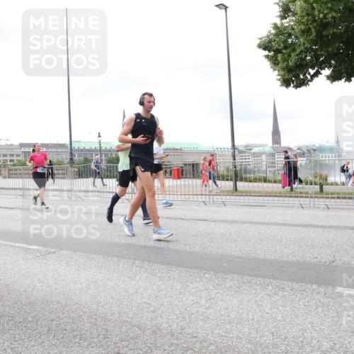 29.06.2025 - hella hamburg halbmarathon Lena Gebhardt http://msf.ph/oto/8403253 29.06.2025 10:58:20 Lombardsbrücke 16349, 159, 1001, 1326, 1388, 1646, 1845, 2043, 2169, 2273, 2275, 2449, 3540, 3644, 3868, 3936, 4117, 4429, 5104, 5159, 5655, 5676, 5732, 5782, 5988, 6010, 6316, 6337, 6825, 6927, 7262, 7556, 7617, 7664, 7783, 7870, 7933, 7977, 7990, 8076, 8439, 8440, 8441, 8442, 8512, 8592, 8701, 8713, 8888, 9123, 9180, 9225, 9239, 9319, 9398, 9436, 9481, 9636, 9832, 9889, 10498 meine-sportfotos.de