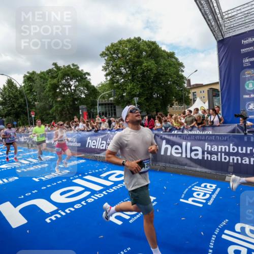 29.06.2025 - hella hamburg halbmarathon Zöllner http://msf.ph/oto/8403269 29.06.2025 10:38:50 Ziel 2296, 2719, 6684, 8450, 9264, 9540, 10218, 11055, 11281, 11282, 13755, 13800, 14093, 15372, 19004 meine-sportfotos.de