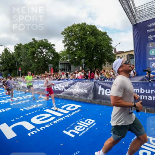 29.06.2025 - hella hamburg halbmarathon Zöllner http://msf.ph/oto/8403276 29.06.2025 10:38:50 Ziel 2296, 2719, 6684, 8450, 9264, 9540, 10218, 11055, 11281, 11282, 13755, 13800, 14093, 15372, 19004 meine-sportfotos.de