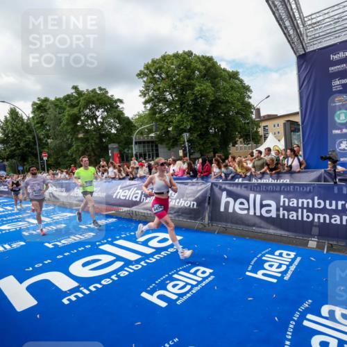 29.06.2025 - hella hamburg halbmarathon Zöllner http://msf.ph/oto/8403279 29.06.2025 10:38:50 Ziel 2296, 2719, 6684, 8450, 9264, 9540, 10218, 11055, 11281, 11282, 13755, 13800, 14093, 15372, 19004 meine-sportfotos.de