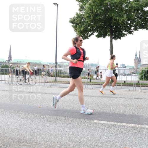 29.06.2025 - hella hamburg halbmarathon Lena Gebhardt http://msf.ph/oto/8403280 29.06.2025 10:50:09 Lombardsbrücke 1040, 1041, 1259, 1487, 1511, 1828, 1888, 2047, 2212, 2466, 2862, 2997, 3203, 3680, 3701, 3710, 3805, 3897, 4090, 4168, 4870, 5076, 5119, 5694, 5749, 5751, 5997, 6680, 6830, 7366, 7677, 7679, 7721, 7722, 7755, 8065, 8254, 9015, 9162, 9605, 9940, 10060, 10286, 10403, 10617, 10683, 11030, 11426, 11696, 11716, 11760, 12079, 12124, 13127, 13128, 13309, 13381, 13744, 13764, 13846, 13887, 14102, 14144, 14505, 14545, 14591, 14692, 14940, 15230, 15626 meine-sportfotos.de