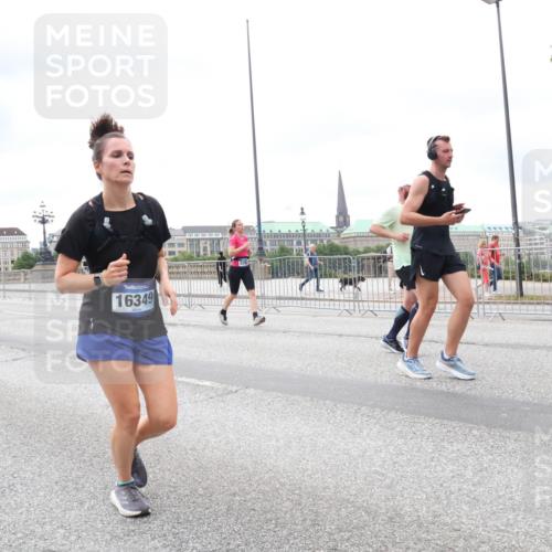 29.06.2025 - hella hamburg halbmarathon Lena Gebhardt http://msf.ph/oto/8403285 29.06.2025 10:58:20 Lombardsbrücke 16349, 1001, 1326, 1388, 1646, 1845, 2043, 2169, 2273, 2275, 2449, 3540, 3644, 3868, 3936, 4117, 4429, 5104, 5159, 5655, 5676, 5732, 5782, 5988, 6010, 6316, 6337, 6825, 6927, 7262, 7556, 7617, 7664, 7783, 7870, 7933, 7977, 7990, 8076, 8439, 8440, 8441, 8442, 8512, 8592, 8701, 8713, 8888, 9123, 9180, 9225, 9239, 9319, 9398, 9436, 9481, 9636, 9832, 9889, 10498 meine-sportfotos.de