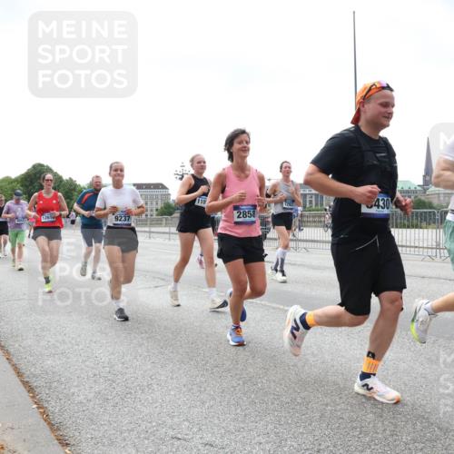 29.06.2025 - hella hamburg halbmarathon Lena Gebhardt http://msf.ph/oto/8403286 29.06.2025 10:40:58 Lombardsbrücke 2858, 1075, 1317, 1323, 1731, 2042, 2173, 2206, 2299, 2762, 2763, 2805, 2858, 3121, 3306, 3432, 3694, 4044, 4234, 4411, 4412, 4530, 4612, 4638, 4774, 4775, 4906, 4972, 5059, 5086, 5225, 5549, 5753, 6088, 6098, 6163, 6278, 6280, 6289, 6474, 6842, 7293, 7661, 7821, 7829, 7956, 8053, 8054, 8378, 8385, 8429, 8430, 8751, 8769, 8878, 9009, 9237, 9962, 10269, 10407, 10644, 10835, 11053 meine-sportfotos.de