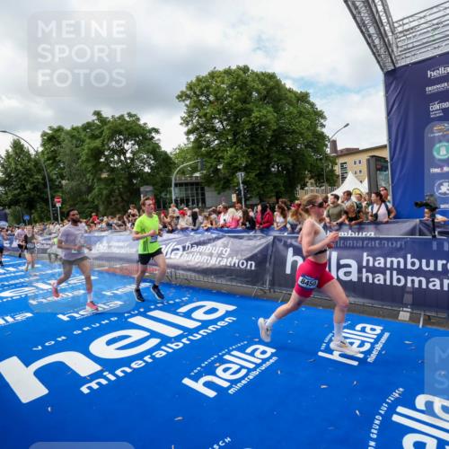 29.06.2025 - hella hamburg halbmarathon Zöllner http://msf.ph/oto/8403291 29.06.2025 10:38:51 Ziel 2296, 2719, 6684, 8450, 9264, 9540, 10218, 11055, 11281, 11282, 13755, 13800, 14093, 15372 meine-sportfotos.de