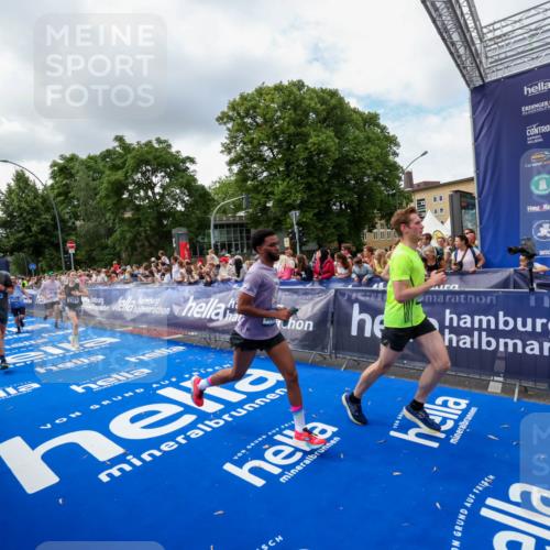 29.06.2025 - hella hamburg halbmarathon Zöllner http://msf.ph/oto/8403304 29.06.2025 10:38:51 Ziel 2296, 2719, 6684, 8450, 9264, 9540, 10218, 11055, 11281, 11282, 13755, 13800, 14093, 15372 meine-sportfotos.de