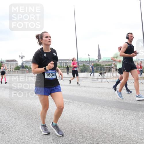 29.06.2025 - hella hamburg halbmarathon Lena Gebhardt http://msf.ph/oto/8403311 29.06.2025 10:58:20 Lombardsbrücke 16349, 1001, 1326, 1388, 1646, 1845, 2043, 2169, 2273, 2275, 2449, 3540, 3644, 3868, 3936, 4117, 4429, 5104, 5159, 5655, 5676, 5732, 5782, 5988, 6010, 6316, 6337, 6825, 6927, 7262, 7556, 7617, 7664, 7783, 7870, 7933, 7977, 7990, 8076, 8439, 8440, 8441, 8442, 8512, 8592, 8701, 8713, 8888, 9123, 9180, 9225, 9239, 9319, 9398, 9436, 9481, 9636, 9832, 9889, 10498 meine-sportfotos.de