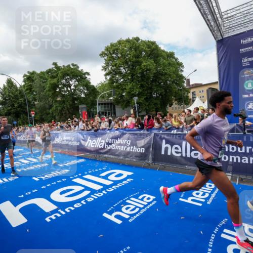 29.06.2025 - hella hamburg halbmarathon Zöllner http://msf.ph/oto/8403314 29.06.2025 10:38:52 Ziel 2296, 2719, 3783, 6684, 9264, 9540, 10218, 11055, 11282, 13755, 13800, 14093, 15257, 15372, 17722 meine-sportfotos.de