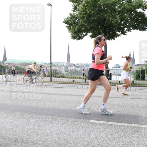 29.06.2025 - hella hamburg halbmarathon Lena Gebhardt http://msf.ph/oto/8403315 29.06.2025 10:50:09 Lombardsbrücke 1040, 1041, 1259, 1487, 1511, 1828, 1888, 2047, 2212, 2466, 2862, 2997, 3203, 3680, 3701, 3710, 3805, 3897, 4090, 4168, 4870, 5076, 5119, 5694, 5749, 5751, 5997, 6680, 6830, 7366, 7677, 7679, 7721, 7722, 7755, 8065, 8254, 9015, 9162, 9605, 9940, 10060, 10286, 10403, 10617, 10683, 11030, 11426, 11696, 11716, 11760, 12079, 12124, 13127, 13128, 13309, 13381, 13744, 13764, 13846, 13887, 14102, 14144, 14505, 14545, 14591, 14692, 14940, 15230, 15626 meine-sportfotos.de