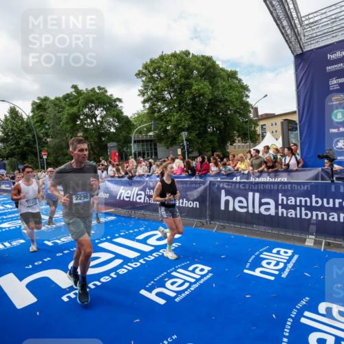 29.06.2025 - hella hamburg halbmarathon Zöllner http://msf.ph/oto/8403328 29.06.2025 10:38:53 Ziel 2296, 2719, 2980, 3783, 8958, 9264, 9540, 10218, 11055, 13755, 13800, 14093, 15257, 15372, 17722 meine-sportfotos.de