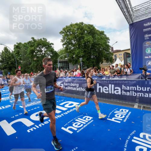 29.06.2025 - hella hamburg halbmarathon Zöllner http://msf.ph/oto/8403337 29.06.2025 10:38:53 Ziel 2296, 2719, 2980, 3783, 8958, 9264, 9540, 10218, 11055, 13755, 13800, 14093, 15257, 15372, 17722 meine-sportfotos.de