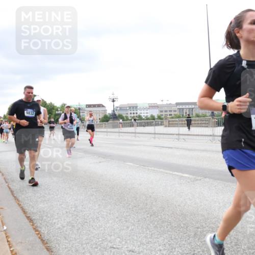 29.06.2025 - hella hamburg halbmarathon Lena Gebhardt http://msf.ph/oto/8403342 29.06.2025 10:58:21 Lombardsbrücke 9832, 1634, 1001, 1326, 1388, 1646, 1845, 2043, 2169, 2273, 2275, 2449, 3540, 3644, 3868, 3936, 4117, 4429, 5104, 5159, 5655, 5676, 5732, 5782, 5988, 6010, 6316, 6337, 6825, 6927, 7262, 7556, 7617, 7664, 7783, 7870, 7933, 7977, 7990, 8076, 8439, 8440, 8441, 8442, 8512, 8592, 8701, 8713, 8888, 9123, 9180, 9225, 9239, 9319, 9398, 9436, 9481, 9636, 9832, 9889, 9960, 10498 meine-sportfotos.de