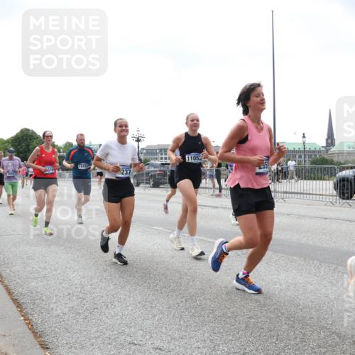 29.06.2025 - hella hamburg halbmarathon Lena Gebhardt http://msf.ph/oto/8403361 29.06.2025 10:40:59 Lombardsbrücke 9437, 14153, 237, 11053, 1075, 1317, 1323, 1731, 2042, 2173, 2206, 2229, 2299, 2762, 2763, 2805, 2858, 3121, 3306, 3432, 3694, 4044, 4234, 4411, 4412, 4530, 4612, 4638, 4774, 4775, 4906, 4972, 5059, 5086, 5225, 5549, 5753, 6088, 6098, 6163, 6278, 6280, 6289, 6474, 6842, 7293, 7661, 7821, 7829, 7956, 8053, 8054, 8293, 8378, 8385, 8429, 8430, 8751, 8769, 8878, 9009, 9237, 9962, 10269, 10407, 10644, 10835, 11053 meine-sportfotos.de