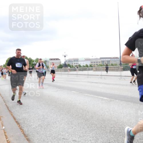 29.06.2025 - hella hamburg halbmarathon Lena Gebhardt http://msf.ph/oto/8403369 29.06.2025 10:58:21 Lombardsbrücke 9832, 1634, 1001, 1326, 1388, 1646, 1845, 2043, 2169, 2273, 2275, 2449, 3540, 3644, 3868, 3936, 4117, 4429, 5104, 5159, 5655, 5676, 5732, 5782, 5988, 6010, 6316, 6337, 6825, 6927, 7262, 7556, 7617, 7664, 7783, 7870, 7933, 7977, 7990, 8076, 8439, 8440, 8441, 8442, 8512, 8592, 8701, 8713, 8888, 9123, 9180, 9225, 9239, 9319, 9398, 9436, 9481, 9636, 9832, 9889, 9960, 10498 meine-sportfotos.de