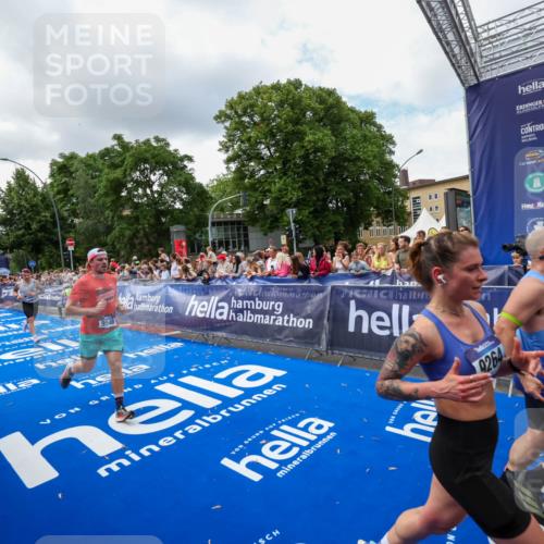 29.06.2025 - hella hamburg halbmarathon Zöllner http://msf.ph/oto/8403374 29.06.2025 10:38:55 Ziel 2980, 3783, 8958, 9264, 9540, 10218, 11055, 13137, 13755, 14093, 15257, 17722 meine-sportfotos.de