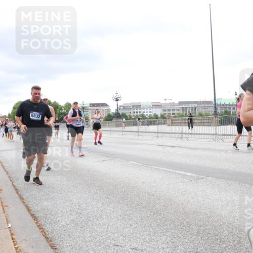 29.06.2025 - hella hamburg halbmarathon Lena Gebhardt http://msf.ph/oto/8403394 29.06.2025 10:58:21 Lombardsbrücke 9832, 16, 1001, 1326, 1388, 1646, 1845, 2043, 2169, 2273, 2275, 2449, 3540, 3644, 3868, 3936, 4117, 4429, 5104, 5159, 5655, 5676, 5732, 5782, 5988, 6010, 6316, 6337, 6825, 6927, 7262, 7556, 7617, 7664, 7783, 7870, 7933, 7977, 7990, 8076, 8439, 8440, 8441, 8442, 8512, 8592, 8701, 8713, 8888, 9123, 9180, 9225, 9239, 9319, 9398, 9436, 9481, 9636, 9832, 9889, 9960, 10498 meine-sportfotos.de