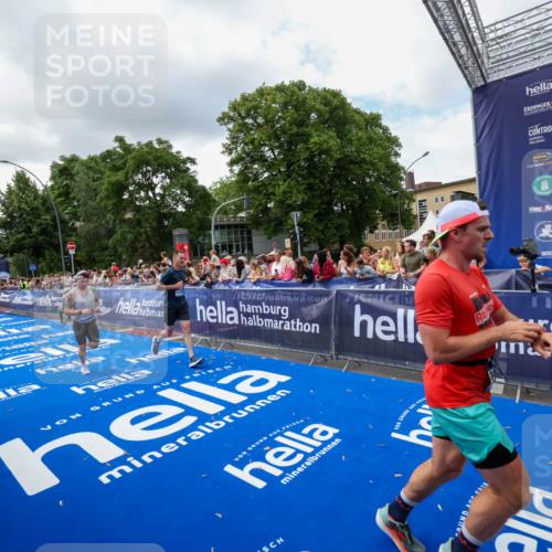 29.06.2025 - hella hamburg halbmarathon Zöllner http://msf.ph/oto/8403403 29.06.2025 10:38:55 Ziel 2980, 3783, 8958, 9264, 9540, 10218, 11055, 13137, 13755, 14093, 15257, 17722 meine-sportfotos.de