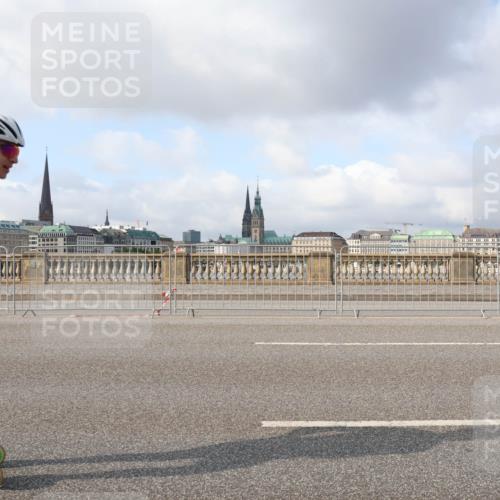 29.06.2025 - hella hamburg halbmarathon Lena Gebhardt http://msf.ph/oto/8403414 29.06.2025 08:54:04 Lombardsbrücke  meine-sportfotos.de