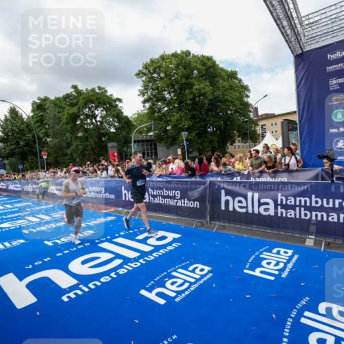 29.06.2025 - hella hamburg halbmarathon Zöllner http://msf.ph/oto/8403416 29.06.2025 10:38:56 Ziel 2980, 3783, 8958, 9540, 13137, 13755, 14093, 15257, 17722 meine-sportfotos.de