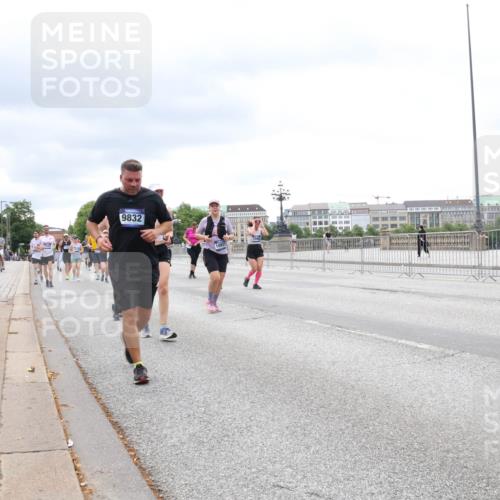 29.06.2025 - hella hamburg halbmarathon Lena Gebhardt http://msf.ph/oto/8403422 29.06.2025 10:58:21 Lombardsbrücke 9832, 10937, 1001, 1326, 1388, 1646, 1845, 2043, 2169, 2273, 2275, 2449, 3540, 3644, 3868, 3936, 4117, 4429, 5104, 5159, 5655, 5676, 5732, 5782, 5988, 6010, 6316, 6337, 6825, 6927, 7262, 7556, 7617, 7664, 7783, 7870, 7933, 7977, 7990, 8076, 8439, 8440, 8441, 8442, 8512, 8592, 8701, 8713, 8888, 9123, 9180, 9225, 9239, 9319, 9398, 9436, 9481, 9636, 9832, 9889, 9960, 10498 meine-sportfotos.de