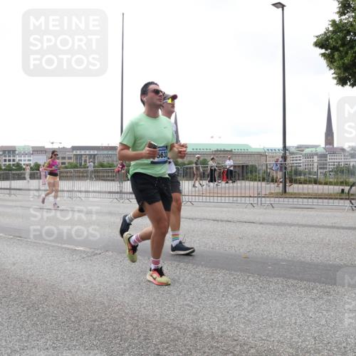 29.06.2025 - hella hamburg halbmarathon Lena Gebhardt http://msf.ph/oto/8403425 29.06.2025 10:50:10 Lombardsbrücke 5751, 16365, 5749, 5633, 1040, 1041, 1259, 1487, 1511, 1828, 2047, 2212, 2466, 2862, 2997, 3203, 3680, 3701, 3710, 3805, 3897, 4090, 4168, 4870, 5076, 5119, 5694, 5749, 5751, 5997, 6680, 6830, 7366, 7677, 7679, 7721, 7722, 7755, 8065, 8254, 9015, 9605, 9940, 10060, 10286, 10403, 10617, 10683, 11030, 11426, 11696, 11716, 11760, 12079, 12124, 13127, 13128, 13309, 13381, 13744, 13764, 13846, 13887, 14102, 14144, 14505, 14545, 14591, 14692, 14940, 15230, 15626 meine-sportfotos.de