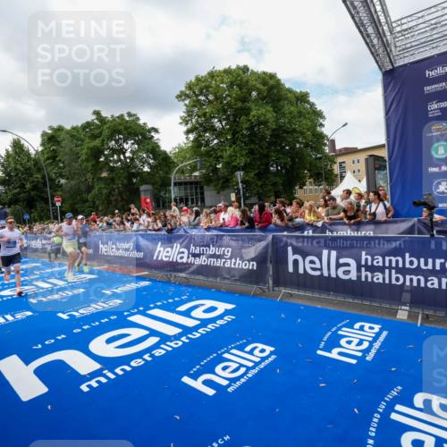 29.06.2025 - hella hamburg halbmarathon Zöllner http://msf.ph/oto/8403443 29.06.2025 10:38:59 Ziel 2980, 3136, 3783, 6682, 8958, 11447, 13137, 15257, 15561, 15873, 17722 meine-sportfotos.de
