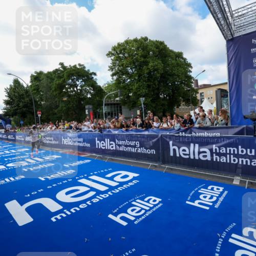 29.06.2025 - hella hamburg halbmarathon Zöllner http://msf.ph/oto/8403448 29.06.2025 10:01:11 Ziel 5 meine-sportfotos.de