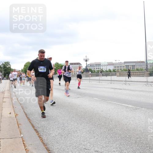 29.06.2025 - hella hamburg halbmarathon Lena Gebhardt http://msf.ph/oto/8403450 29.06.2025 10:58:21 Lombardsbrücke 9832, 10937, 1001, 1326, 1388, 1646, 1845, 2043, 2169, 2273, 2275, 2449, 3540, 3644, 3868, 3936, 4117, 4429, 5104, 5159, 5655, 5676, 5732, 5782, 5988, 6010, 6316, 6337, 6825, 6927, 7262, 7556, 7617, 7664, 7783, 7870, 7933, 7977, 7990, 8076, 8439, 8440, 8441, 8442, 8512, 8592, 8701, 8713, 8888, 9123, 9180, 9225, 9239, 9319, 9398, 9436, 9481, 9636, 9832, 9889, 9960, 10498 meine-sportfotos.de