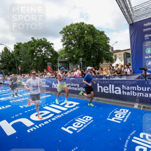 29.06.2025 - hella hamburg halbmarathon Zöllner http://msf.ph/oto/8403458 29.06.2025 10:39:00 Ziel 2980, 3136, 3783, 4359, 6682, 8958, 11447, 13137, 15257, 15561, 15873, 17722, 18734, 19151 meine-sportfotos.de