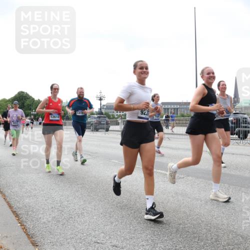 29.06.2025 - hella hamburg halbmarathon Lena Gebhardt http://msf.ph/oto/8403468 29.06.2025 10:40:59 Lombardsbrücke 943, 12610, 8054, 1415, 9231, 7585, 1075, 1317, 1323, 1731, 2042, 2173, 2206, 2229, 2299, 2762, 2763, 2805, 2858, 3121, 3306, 3432, 3694, 4044, 4234, 4411, 4412, 4530, 4612, 4638, 4774, 4775, 4906, 4972, 5059, 5086, 5225, 5549, 5753, 6088, 6098, 6163, 6278, 6280, 6289, 6474, 6842, 7293, 7661, 7821, 7829, 7956, 8053, 8054, 8293, 8378, 8385, 8429, 8430, 8751, 8769, 8878, 9009, 9237, 9962, 10269, 10407, 10644, 10835, 11053 meine-sportfotos.de