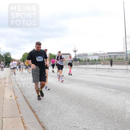 29.06.2025 - hella hamburg halbmarathon Lena Gebhardt http://msf.ph/oto/8403481 29.06.2025 10:58:21 Lombardsbrücke 9832, 1001, 1326, 1388, 1646, 1845, 2043, 2169, 2273, 2275, 2449, 3540, 3644, 3868, 3936, 4117, 4429, 5104, 5159, 5655, 5676, 5732, 5782, 5988, 6010, 6316, 6337, 6825, 6927, 7262, 7556, 7617, 7664, 7783, 7870, 7933, 7977, 7990, 8076, 8439, 8440, 8441, 8442, 8512, 8592, 8701, 8713, 8888, 9123, 9180, 9225, 9239, 9319, 9398, 9436, 9481, 9636, 9832, 9889, 9960, 10498 meine-sportfotos.de