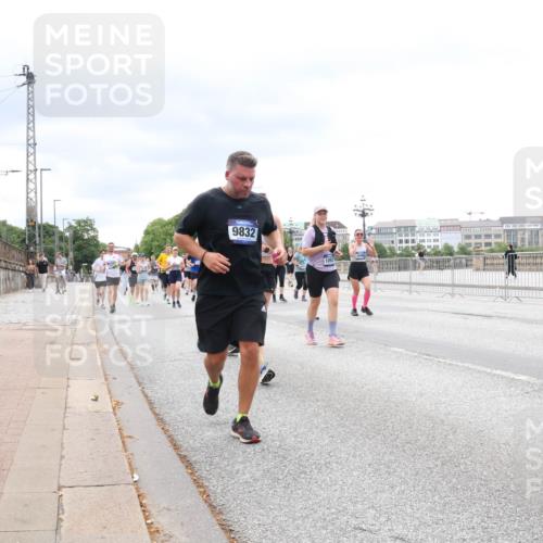 29.06.2025 - hella hamburg halbmarathon Lena Gebhardt http://msf.ph/oto/8403507 29.06.2025 10:58:22 Lombardsbrücke 9832, 1001, 1326, 1388, 1646, 1845, 2043, 2169, 2273, 2275, 2449, 3540, 3644, 3868, 3936, 4117, 4429, 5104, 5159, 5655, 5676, 5732, 5782, 5988, 6010, 6316, 6337, 6825, 6927, 7262, 7556, 7617, 7664, 7783, 7870, 7933, 7977, 7990, 8076, 8439, 8440, 8441, 8442, 8512, 8592, 8701, 8713, 8888, 9123, 9180, 9225, 9239, 9319, 9398, 9436, 9481, 9563, 9636, 9832, 9889, 9960, 10498 meine-sportfotos.de