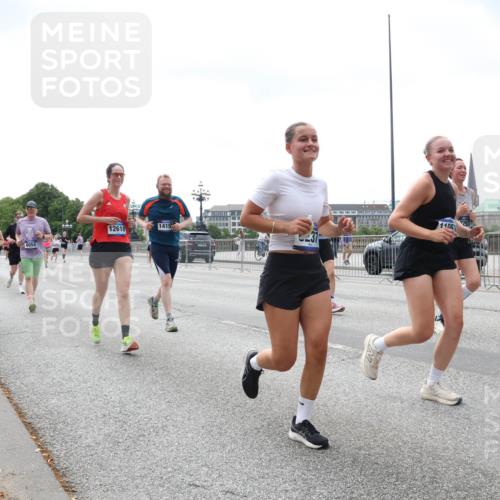 29.06.2025 - hella hamburg halbmarathon Lena Gebhardt http://msf.ph/oto/8403508 29.06.2025 10:40:59 Lombardsbrücke 12610, 9437, 1415, 8054, 1105, 1075, 1317, 1323, 1731, 2042, 2173, 2206, 2229, 2299, 2762, 2763, 2805, 2858, 3121, 3306, 3432, 3694, 4044, 4234, 4411, 4412, 4530, 4612, 4638, 4774, 4775, 4906, 4972, 5059, 5086, 5225, 5549, 5753, 6088, 6098, 6163, 6278, 6280, 6289, 6474, 6842, 7293, 7661, 7821, 7829, 7956, 8053, 8054, 8293, 8378, 8385, 8429, 8430, 8751, 8769, 8878, 9009, 9237, 9962, 10269, 10407, 10644, 10835, 11053 meine-sportfotos.de