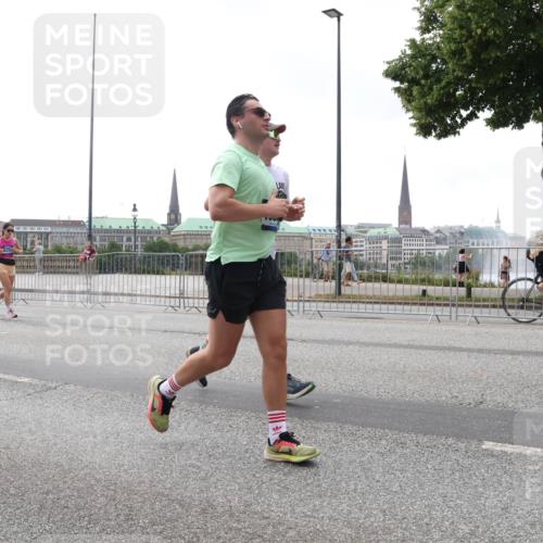 29.06.2025 - hella hamburg halbmarathon Lena Gebhardt http://msf.ph/oto/8403512 29.06.2025 10:50:11 Lombardsbrücke 1040, 1041, 1259, 1487, 1511, 1828, 2047, 2212, 2862, 2997, 3203, 3680, 3701, 3710, 3805, 3897, 4090, 4168, 4870, 5076, 5119, 5694, 5749, 5751, 5997, 6680, 6830, 7366, 7677, 7679, 7721, 7722, 7755, 8065, 8254, 8299, 9015, 9605, 9940, 10060, 10286, 10403, 10617, 10683, 11030, 11426, 11696, 11716, 11760, 12079, 12124, 13127, 13128, 13309, 13381, 13744, 13764, 13846, 13887, 14102, 14144, 14505, 14545, 14591, 14692, 14940, 15230, 15626 meine-sportfotos.de