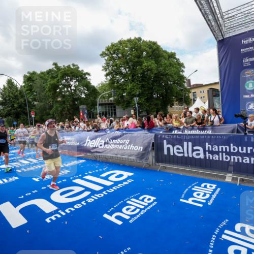 29.06.2025 - hella hamburg halbmarathon Zöllner http://msf.ph/oto/8403522 29.06.2025 10:39:05 Ziel 1164, 1803, 2262, 3136, 4359, 6682, 6686, 6687, 11447, 11619, 15561, 15873, 16820, 18734, 19151 meine-sportfotos.de