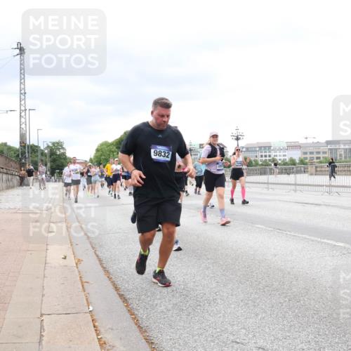 29.06.2025 - hella hamburg halbmarathon Lena Gebhardt http://msf.ph/oto/8403539 29.06.2025 10:58:22 Lombardsbrücke 9832, 1093, 1001, 1326, 1388, 1646, 1845, 2043, 2169, 2273, 2275, 2449, 3540, 3644, 3868, 3936, 4117, 4429, 5104, 5159, 5655, 5676, 5732, 5782, 5988, 6010, 6316, 6337, 6825, 6927, 7262, 7556, 7617, 7664, 7783, 7870, 7933, 7977, 7990, 8076, 8439, 8440, 8441, 8442, 8512, 8592, 8701, 8713, 8888, 9123, 9180, 9225, 9239, 9319, 9398, 9436, 9481, 9563, 9636, 9832, 9889, 9960, 10498 meine-sportfotos.de