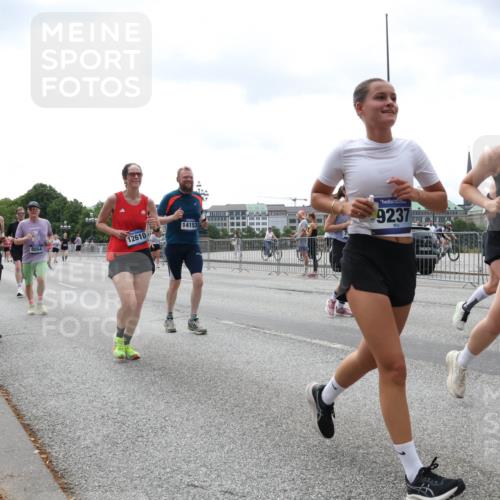 29.06.2025 - hella hamburg halbmarathon Lena Gebhardt http://msf.ph/oto/8403549 29.06.2025 10:40:59 Lombardsbrücke 9437, 14153, 12610, 8054, 9237, 11053, 1075, 1317, 1323, 1731, 2042, 2173, 2206, 2229, 2299, 2762, 2763, 2805, 2858, 3121, 3306, 3432, 3694, 4044, 4234, 4411, 4412, 4530, 4612, 4638, 4774, 4775, 4906, 4972, 5059, 5086, 5225, 5549, 5753, 6088, 6098, 6163, 6278, 6280, 6289, 6474, 6842, 7293, 7661, 7821, 7829, 7956, 8053, 8054, 8293, 8378, 8385, 8429, 8430, 8751, 8769, 8878, 9009, 9237, 9962, 10269, 10407, 10644, 10835, 11053 meine-sportfotos.de