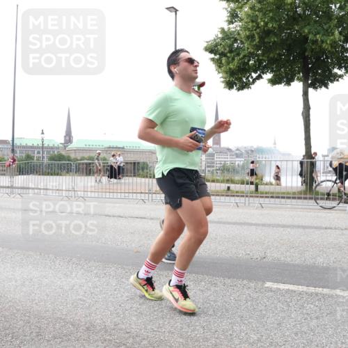 29.06.2025 - hella hamburg halbmarathon Lena Gebhardt http://msf.ph/oto/8403550 29.06.2025 10:50:11 Lombardsbrücke 1040, 1041, 1259, 1487, 1511, 1828, 2047, 2212, 2862, 2997, 3203, 3680, 3701, 3710, 3805, 3897, 4090, 4168, 4870, 5076, 5119, 5694, 5749, 5751, 5997, 6680, 6830, 7366, 7677, 7679, 7721, 7722, 7755, 8065, 8254, 8299, 9015, 9605, 9940, 10060, 10286, 10403, 10617, 10683, 11030, 11426, 11696, 11716, 11760, 12079, 12124, 13127, 13128, 13309, 13381, 13744, 13764, 13846, 13887, 14102, 14144, 14505, 14545, 14591, 14692, 14940, 15230, 15626 meine-sportfotos.de