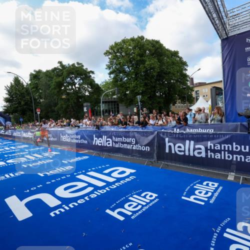 29.06.2025 - hella hamburg halbmarathon Zöllner http://msf.ph/oto/8403559 29.06.2025 10:01:59 Ziel 4 meine-sportfotos.de