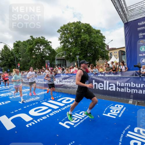 29.06.2025 - hella hamburg halbmarathon Zöllner http://msf.ph/oto/8403567 29.06.2025 10:39:06 Ziel 1164, 1445, 1803, 2262, 3136, 4359, 4759, 6682, 6686, 6687, 11447, 11619, 12137, 15561, 15873, 16820, 18734, 19151 meine-sportfotos.de