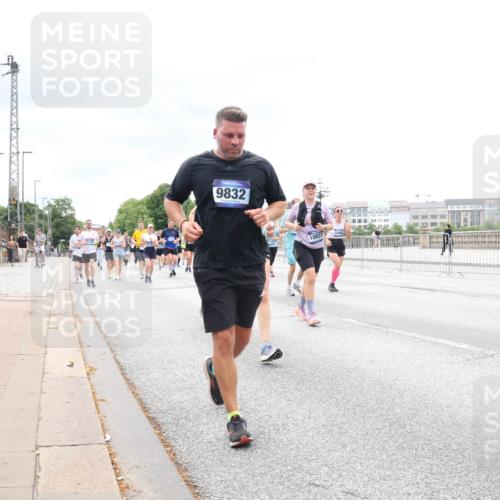29.06.2025 - hella hamburg halbmarathon Lena Gebhardt http://msf.ph/oto/8403572 29.06.2025 10:58:22 Lombardsbrücke 9832, 10937, 1001, 1326, 1388, 1646, 1845, 2043, 2169, 2273, 2275, 2449, 3540, 3644, 3868, 3936, 4117, 4429, 5104, 5159, 5655, 5676, 5732, 5782, 5988, 6010, 6316, 6337, 6825, 6927, 7262, 7556, 7617, 7664, 7783, 7870, 7933, 7977, 7990, 8076, 8439, 8440, 8441, 8442, 8512, 8592, 8701, 8713, 8888, 9123, 9180, 9225, 9239, 9319, 9398, 9436, 9481, 9563, 9636, 9832, 9889, 9960, 10498 meine-sportfotos.de