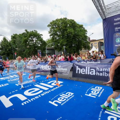 29.06.2025 - hella hamburg halbmarathon Zöllner http://msf.ph/oto/8403580 29.06.2025 10:39:06 Ziel 1164, 1445, 1803, 2262, 3136, 4359, 4759, 6682, 6686, 6687, 11447, 11619, 12137, 15561, 15873, 16820, 18734, 19151 meine-sportfotos.de