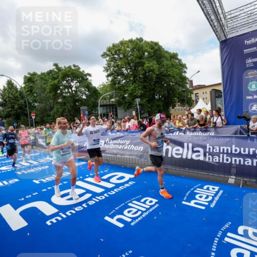 29.06.2025 - hella hamburg halbmarathon Zöllner http://msf.ph/oto/8403591 29.06.2025 10:39:07 Ziel 1164, 1445, 1803, 2262, 4359, 4759, 6682, 6686, 6687, 11447, 11619, 12137, 15561, 15873, 16820, 18734, 19151 meine-sportfotos.de