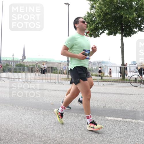 29.06.2025 - hella hamburg halbmarathon Lena Gebhardt http://msf.ph/oto/8403593 29.06.2025 10:50:11 Lombardsbrücke 1040, 1041, 1259, 1487, 1511, 1828, 2047, 2212, 2862, 2997, 3203, 3680, 3701, 3710, 3805, 3897, 4090, 4168, 4870, 5076, 5119, 5694, 5749, 5751, 5997, 6680, 6830, 7366, 7677, 7679, 7721, 7722, 7755, 8065, 8254, 8299, 9015, 9605, 9940, 10060, 10286, 10403, 10617, 10683, 11030, 11426, 11696, 11716, 11760, 12079, 12124, 13127, 13128, 13309, 13381, 13744, 13764, 13846, 13887, 14102, 14144, 14505, 14545, 14591, 14692, 14940, 15230, 15626 meine-sportfotos.de