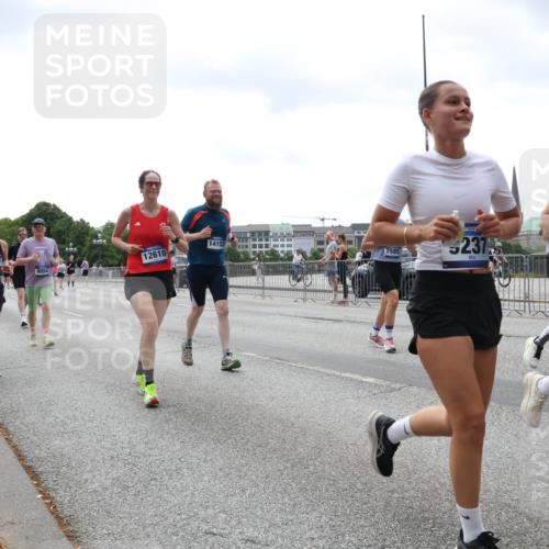 29.06.2025 - hella hamburg halbmarathon Lena Gebhardt http://msf.ph/oto/8403595 29.06.2025 10:41:00 Lombardsbrücke 9437, 12610, 8054, 14153, 7585, 237, 11052, 1075, 1317, 1323, 1731, 2042, 2173, 2206, 2229, 2299, 2762, 2805, 2858, 3121, 3306, 3432, 3694, 4044, 4234, 4411, 4412, 4530, 4612, 4638, 4774, 4775, 4906, 4972, 5086, 5225, 5549, 5753, 6088, 6098, 6163, 6278, 6280, 6289, 6474, 6842, 7293, 7661, 7821, 7829, 7956, 8053, 8054, 8293, 8378, 8385, 8429, 8430, 8751, 8769, 8878, 8992, 9009, 9237, 9962, 10269, 10407, 10644, 10835, 11053 meine-sportfotos.de