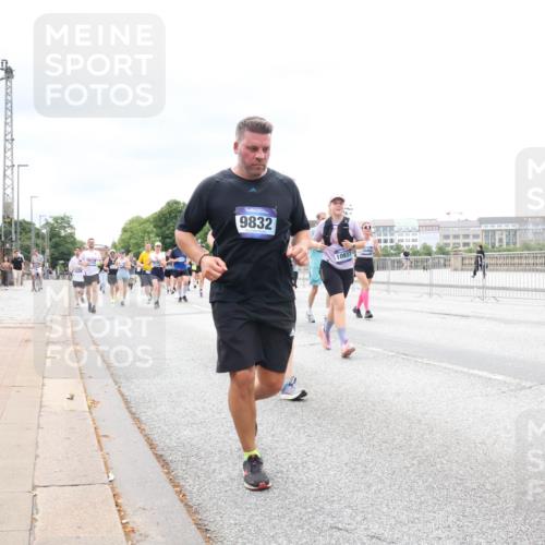29.06.2025 - hella hamburg halbmarathon Lena Gebhardt http://msf.ph/oto/8403603 29.06.2025 10:58:22 Lombardsbrücke 9832, 10937, 10462, 1001, 1326, 1388, 1646, 1845, 2043, 2169, 2273, 2275, 2449, 3540, 3644, 3868, 3936, 4117, 4429, 5104, 5159, 5655, 5676, 5732, 5782, 5988, 6010, 6316, 6337, 6825, 6927, 7262, 7556, 7617, 7664, 7783, 7870, 7933, 7977, 7990, 8076, 8439, 8440, 8441, 8442, 8512, 8592, 8701, 8713, 8888, 9123, 9180, 9225, 9239, 9319, 9398, 9436, 9481, 9563, 9636, 9832, 9889, 9960, 10498 meine-sportfotos.de