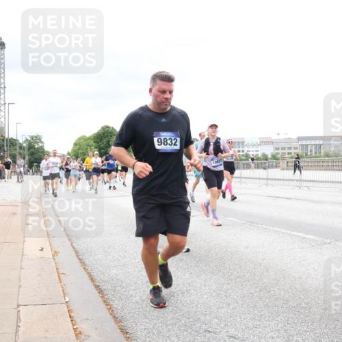 29.06.2025 - hella hamburg halbmarathon Lena Gebhardt http://msf.ph/oto/8403631 29.06.2025 10:58:22 Lombardsbrücke 9832, 10937, 1001, 1326, 1388, 1646, 1845, 2043, 2169, 2273, 2275, 2449, 3540, 3644, 3868, 3936, 4117, 4429, 5104, 5159, 5655, 5676, 5732, 5782, 5988, 6010, 6316, 6337, 6825, 6927, 7262, 7556, 7617, 7664, 7783, 7870, 7933, 7977, 7990, 8076, 8439, 8440, 8441, 8442, 8512, 8592, 8701, 8713, 8888, 9123, 9180, 9225, 9239, 9319, 9398, 9436, 9481, 9563, 9636, 9832, 9889, 9960, 10498 meine-sportfotos.de