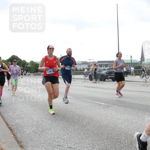 29.06.2025 - hella hamburg halbmarathon Lena Gebhardt http://msf.ph/oto/8403633 29.06.2025 10:41:00 Lombardsbrücke 943, 8054, 12610, 14153, 7585, 1075, 1317, 1323, 1731, 2042, 2173, 2206, 2229, 2299, 2762, 2805, 2858, 3121, 3306, 3432, 3694, 4044, 4234, 4411, 4412, 4530, 4612, 4638, 4774, 4775, 4906, 4972, 5086, 5225, 5549, 5753, 6088, 6098, 6163, 6278, 6280, 6289, 6474, 6842, 7293, 7661, 7821, 7829, 7956, 8053, 8054, 8293, 8378, 8385, 8429, 8430, 8751, 8769, 8878, 8992, 9009, 9237, 9962, 10269, 10407, 10644, 10835, 11053 meine-sportfotos.de